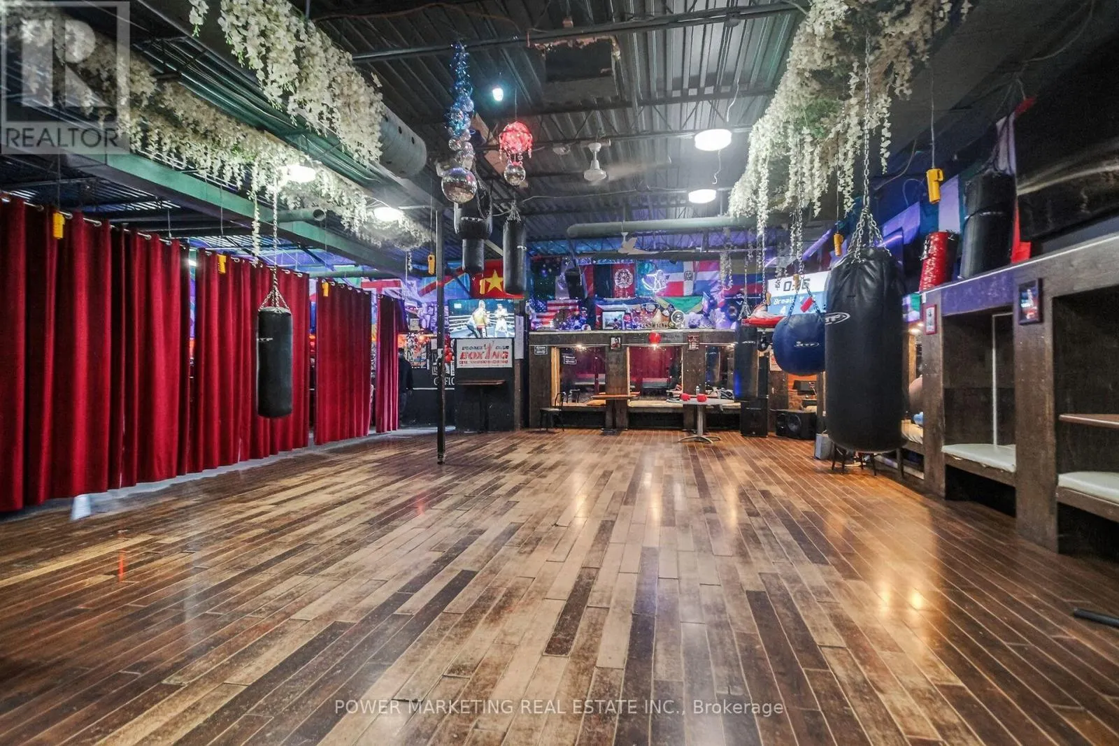 858 MERIVALE ROAD