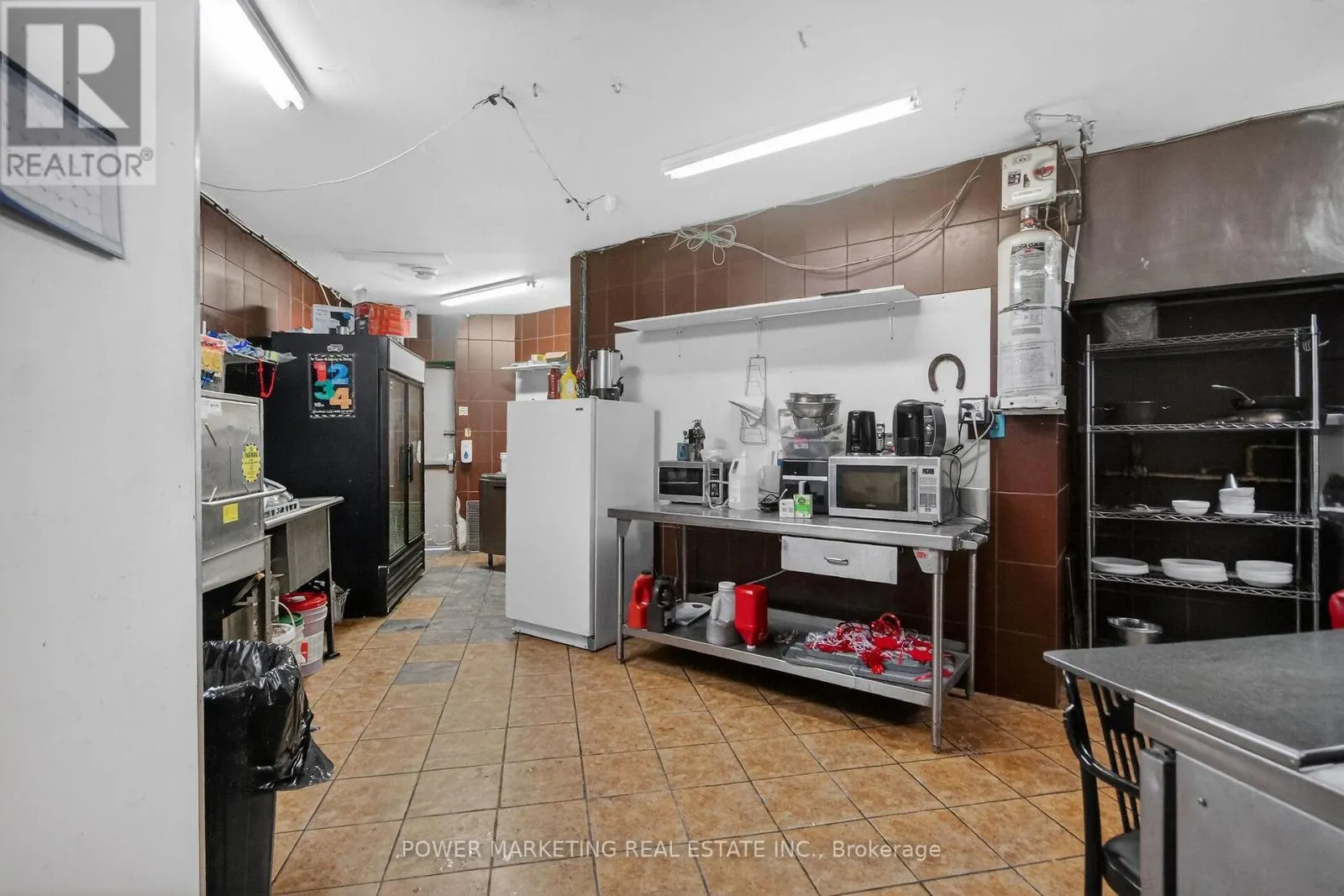 858 MERIVALE ROAD
