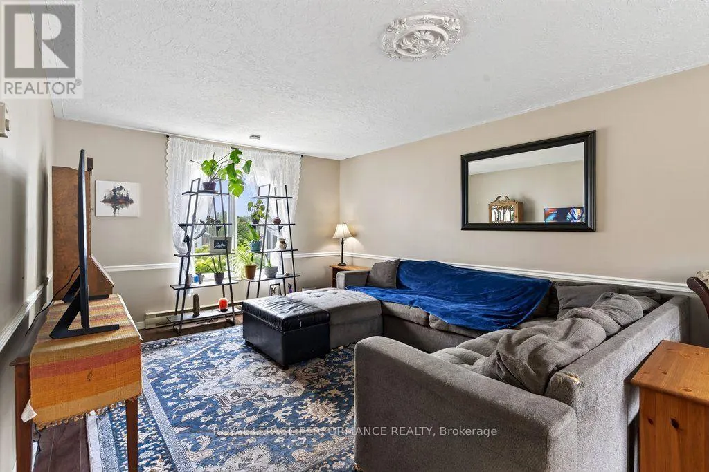 71 MECHANIC STREET W