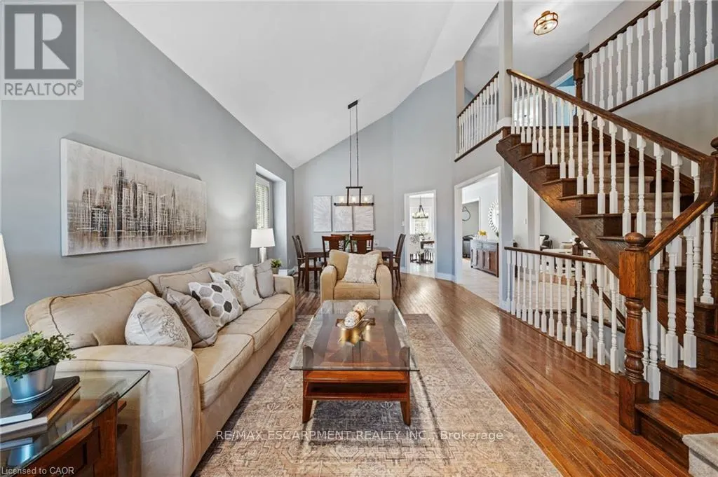 6 SCOTTSWOOD LANE