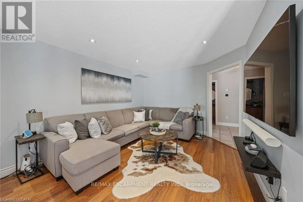 6 SCOTTSWOOD LANE