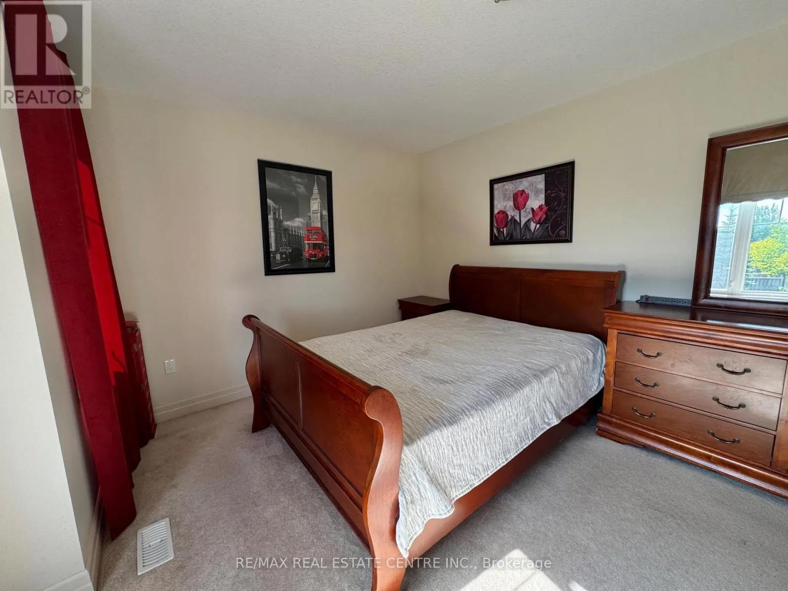32 HODGSON DRIVE