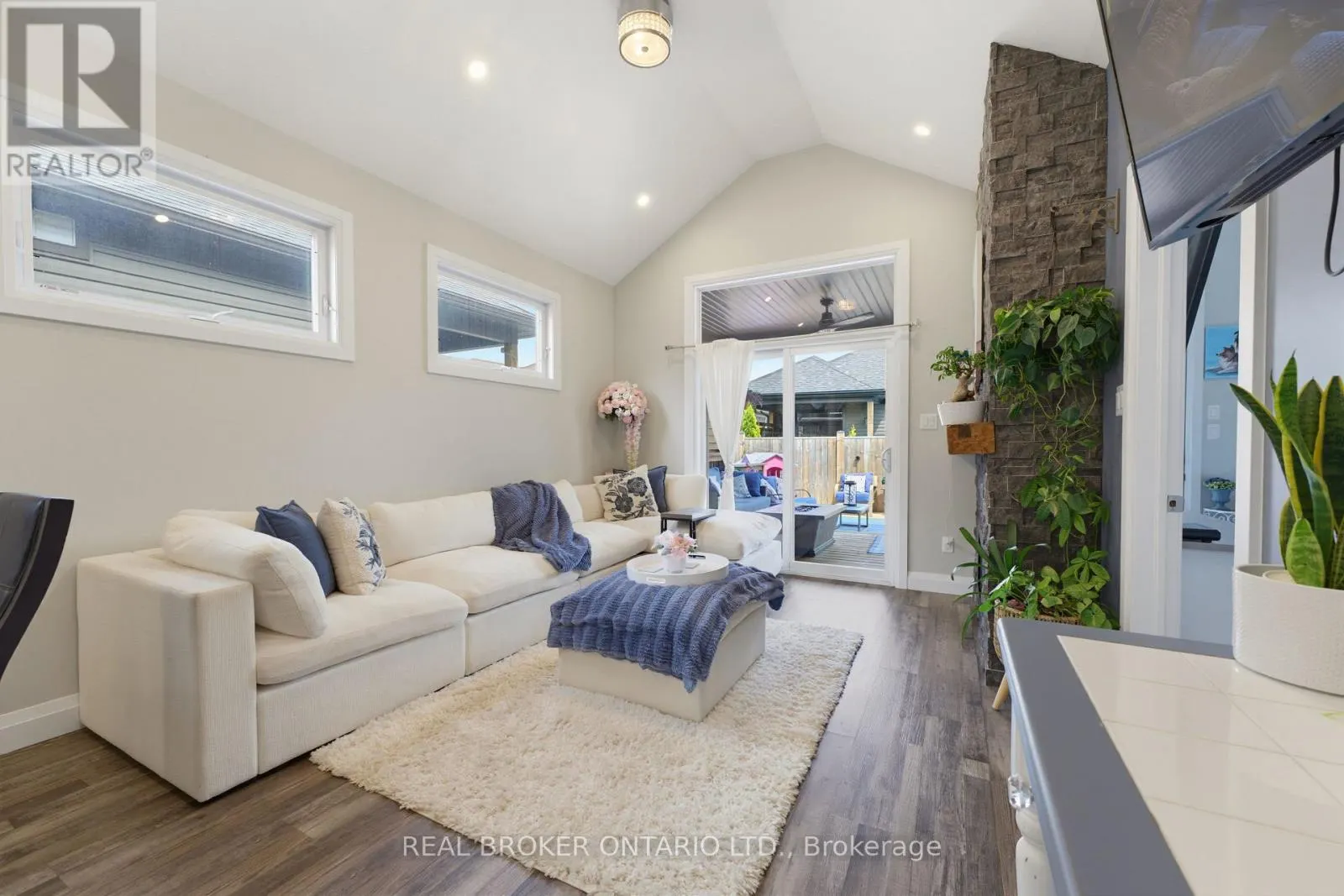 98 WOODBERRY CRESCENT