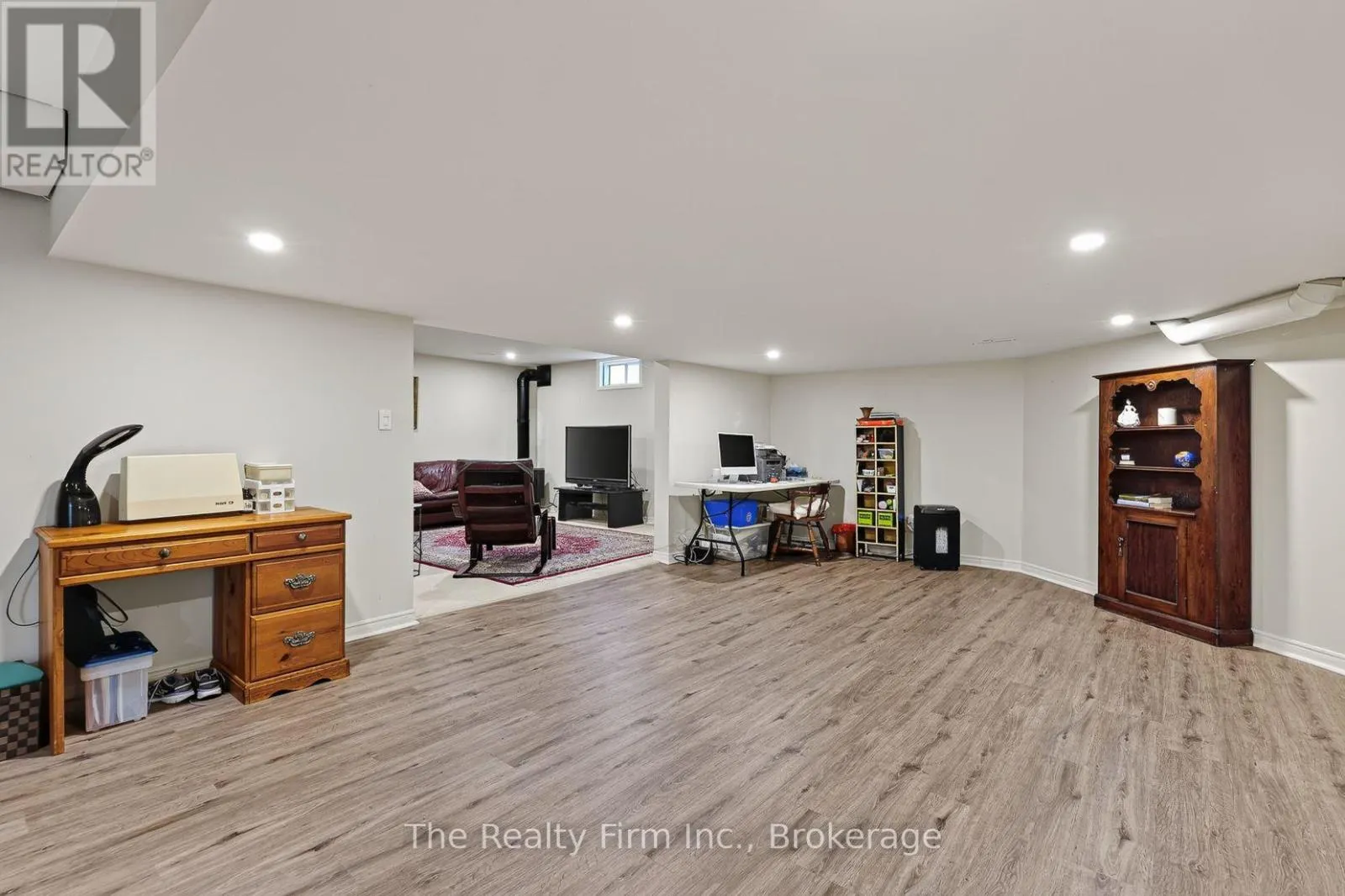 19 WELLINGTON STREET W