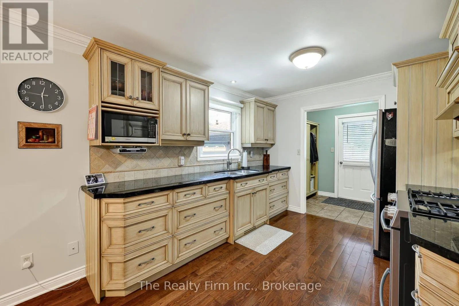 19 WELLINGTON STREET W