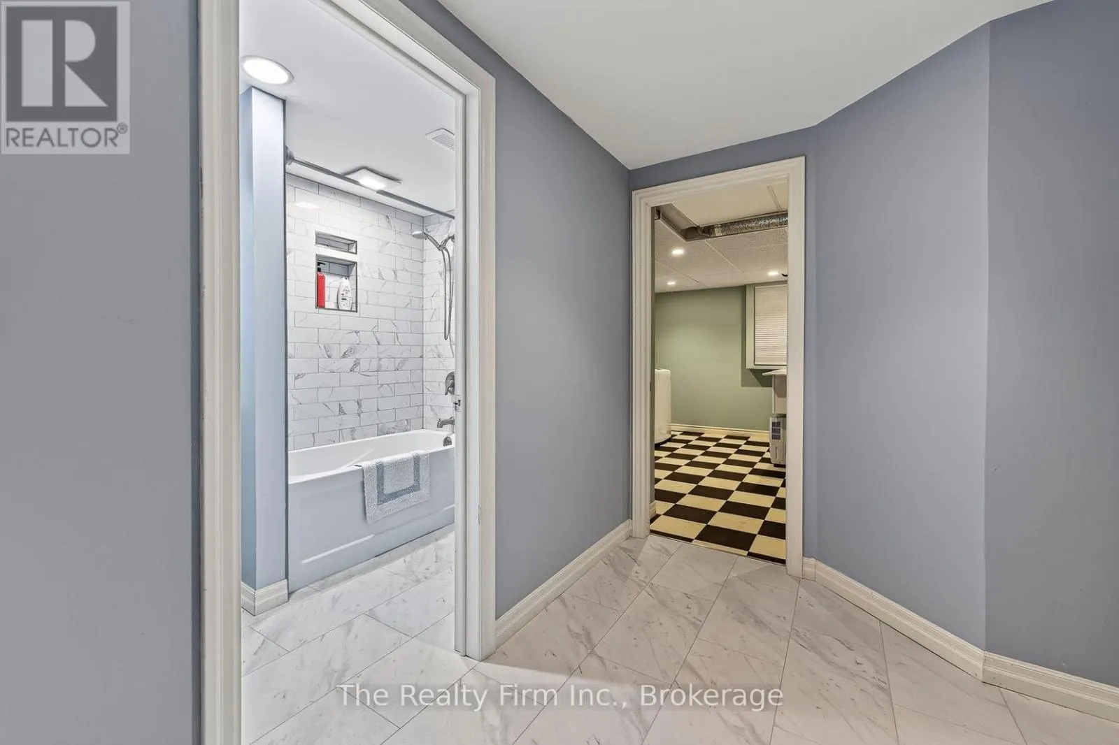 19 WELLINGTON STREET W