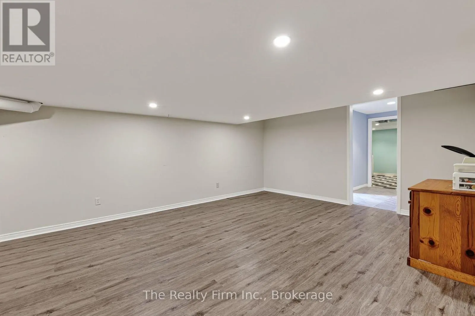 19 WELLINGTON STREET W