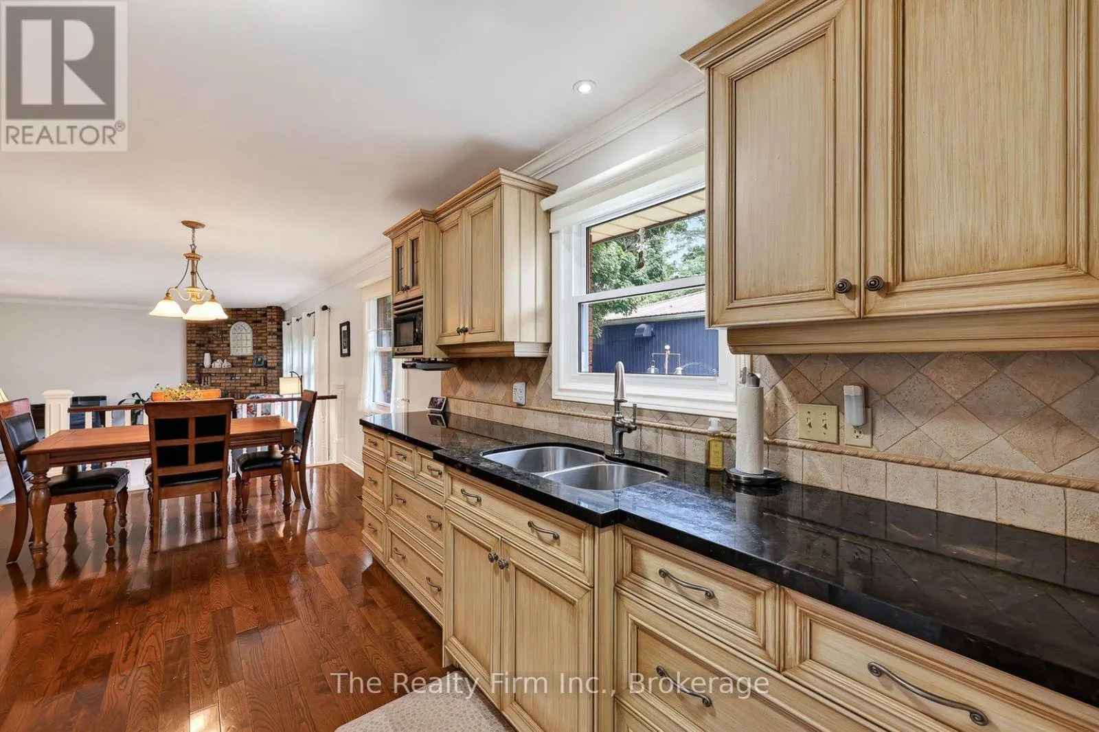 19 WELLINGTON STREET W