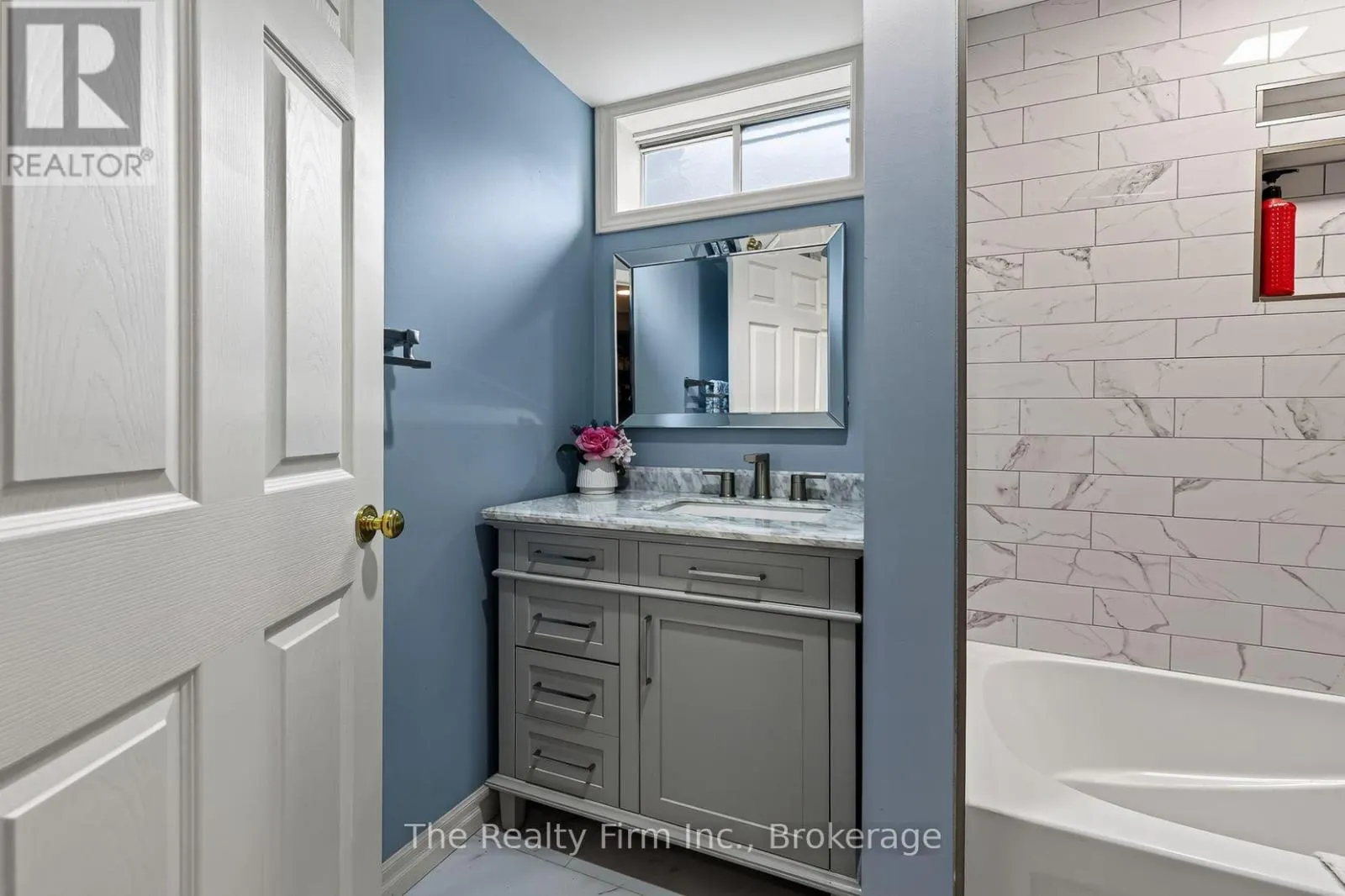 19 WELLINGTON STREET W