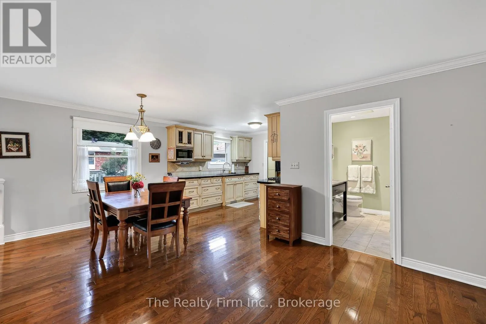 19 WELLINGTON STREET W