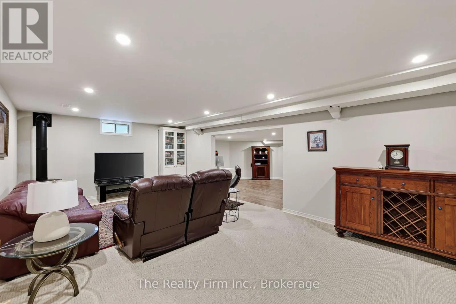 19 WELLINGTON STREET W