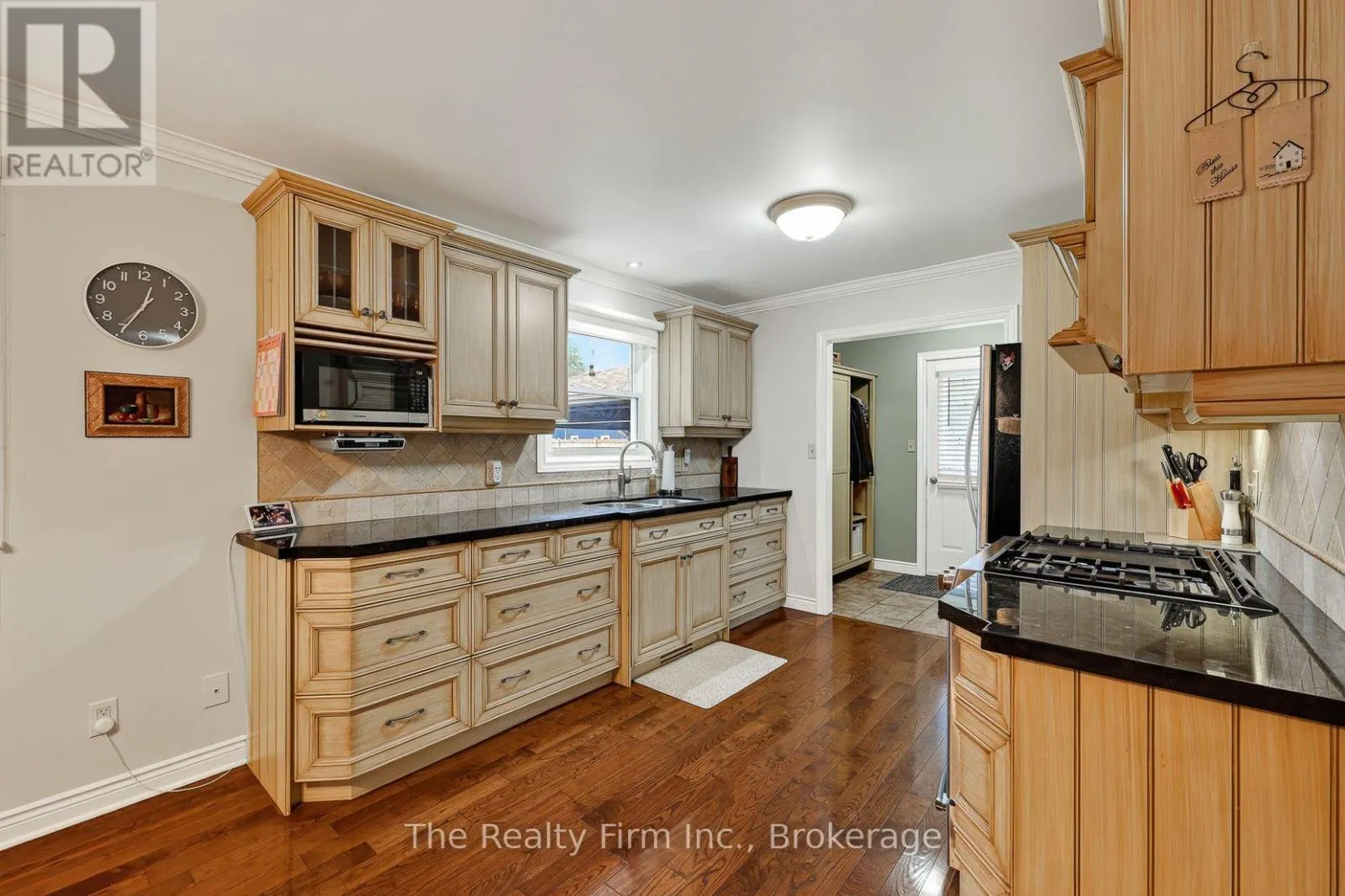 19 WELLINGTON STREET W
