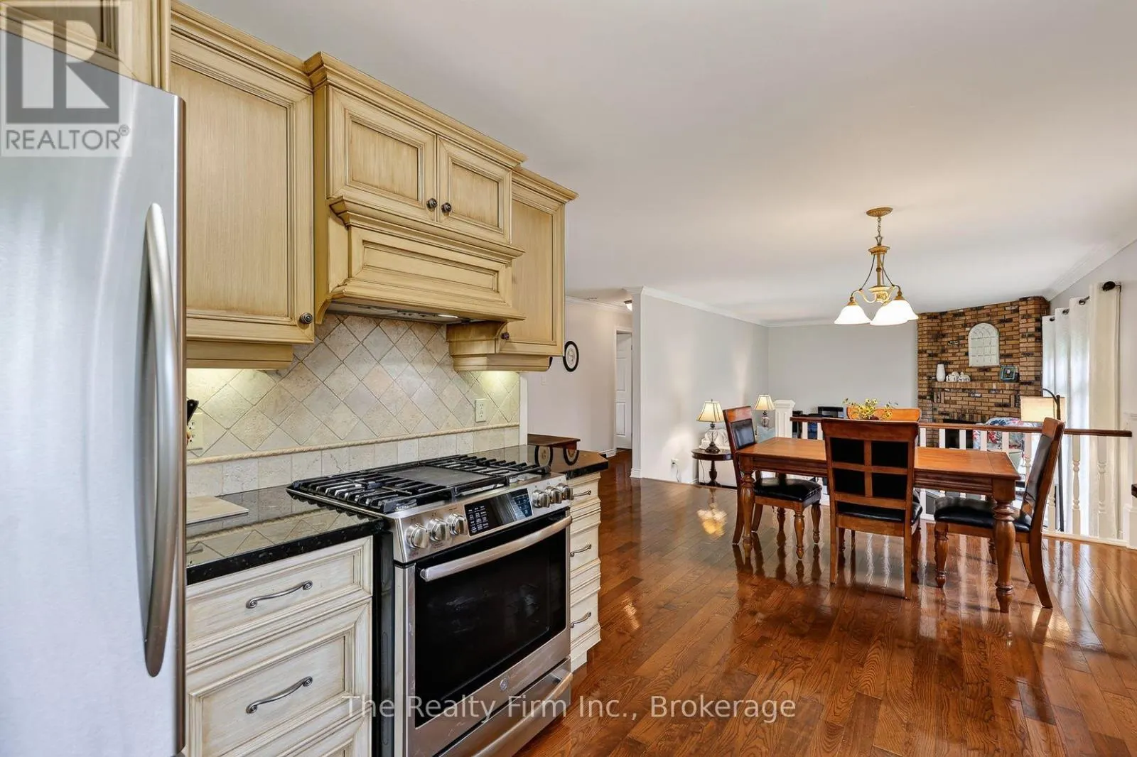 19 WELLINGTON STREET W
