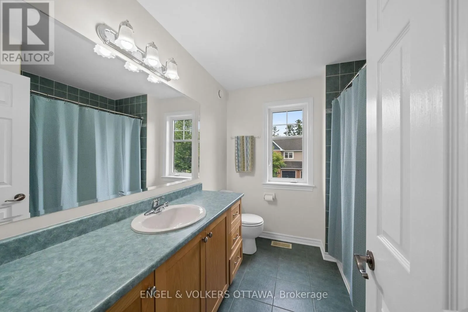 268 HORSESHOE CRESCENT