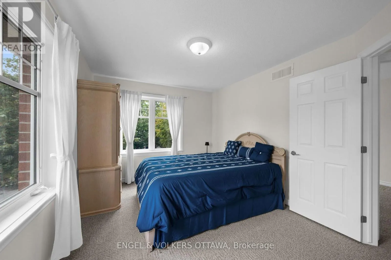 268 HORSESHOE CRESCENT