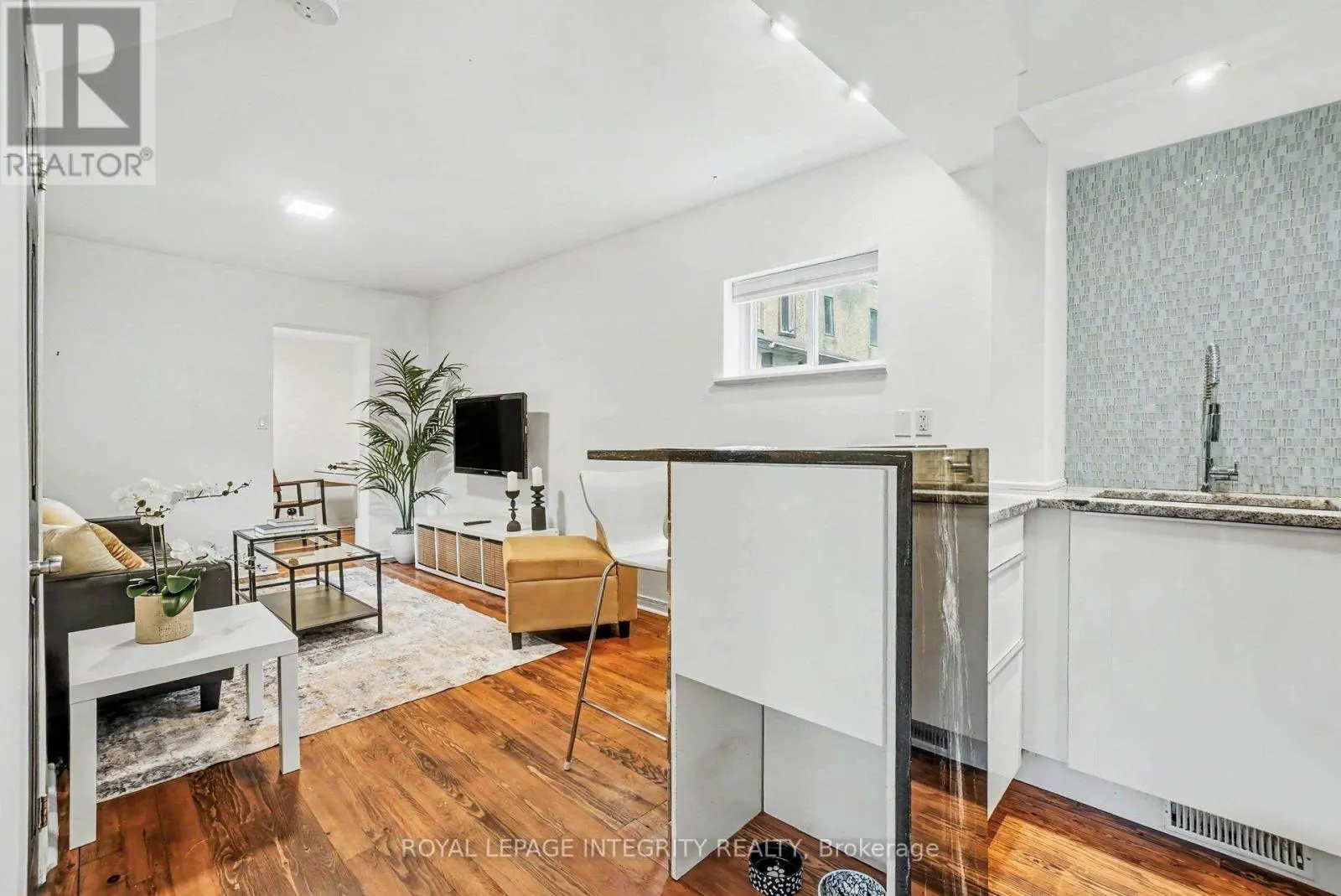 9 HOLMWOOD AVENUE