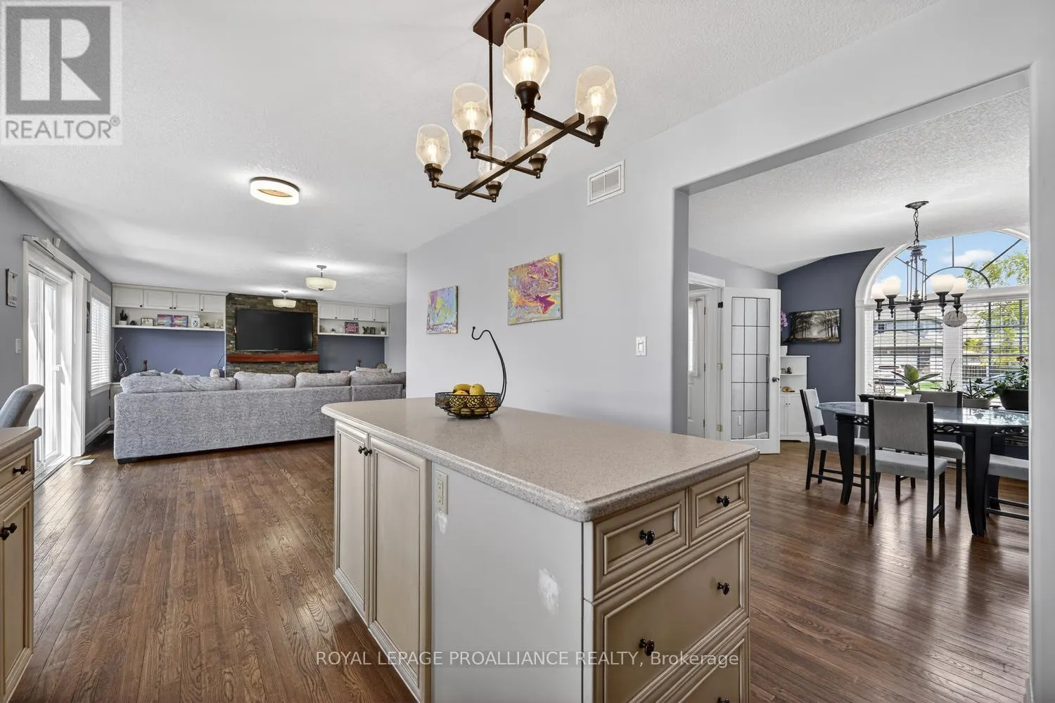1014 CRESTWOOD DRIVE