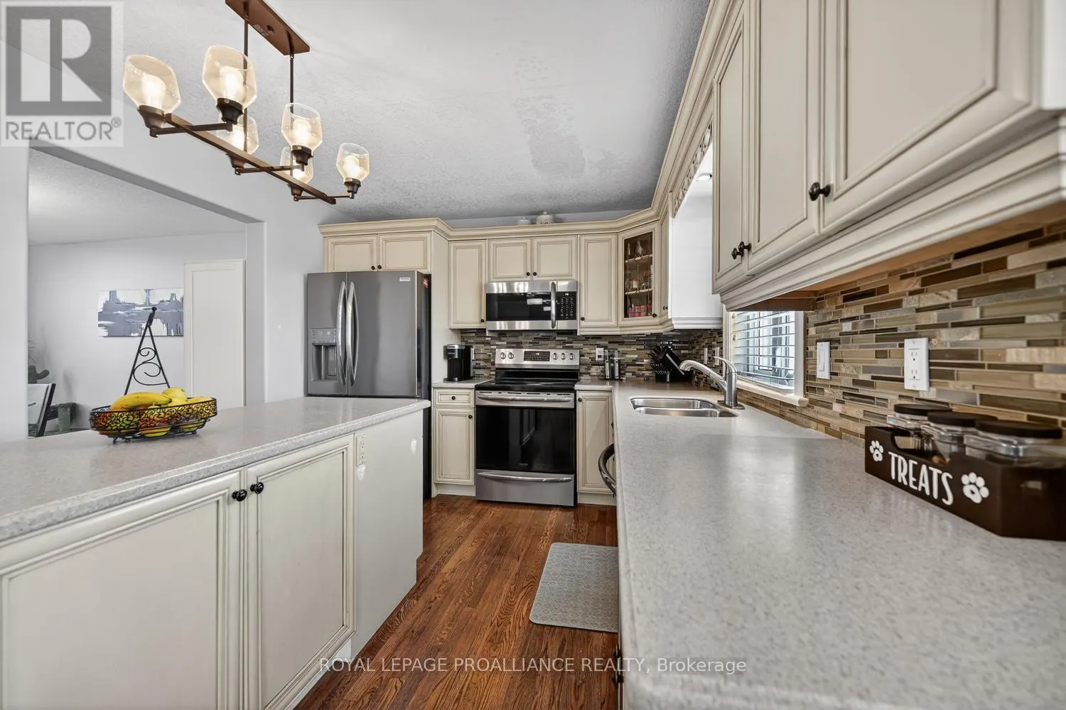 1014 CRESTWOOD DRIVE