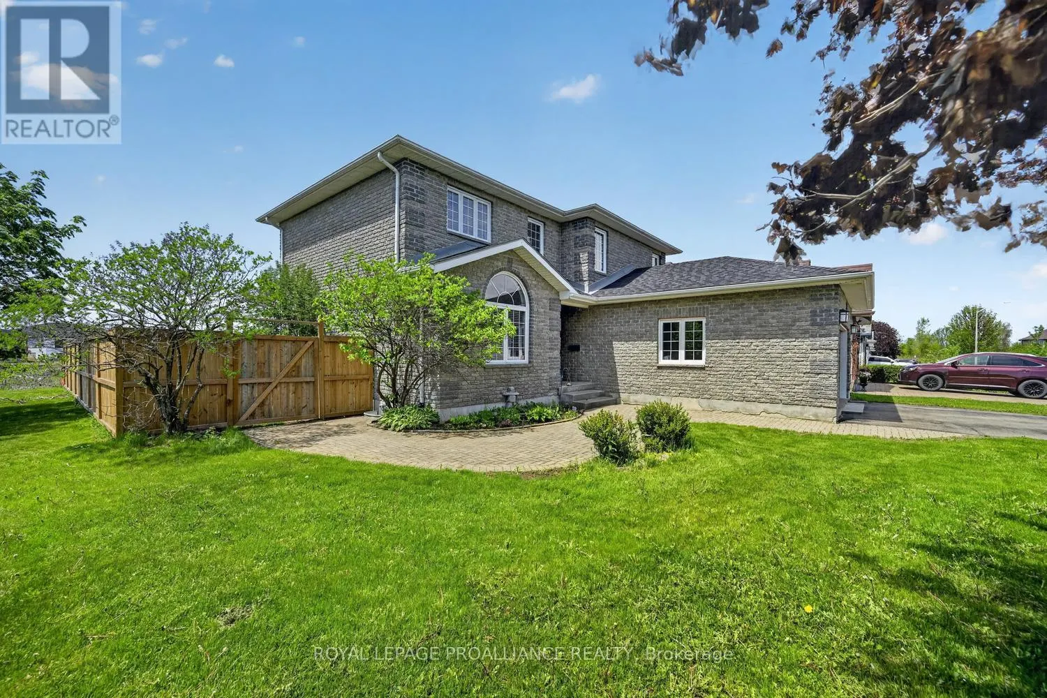 1014 CRESTWOOD DRIVE