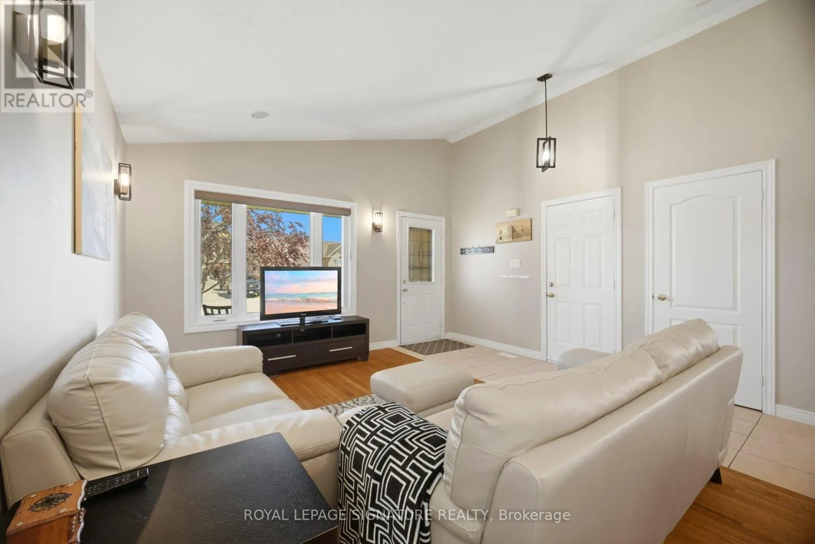 5122 MEADOWOOD LANE
