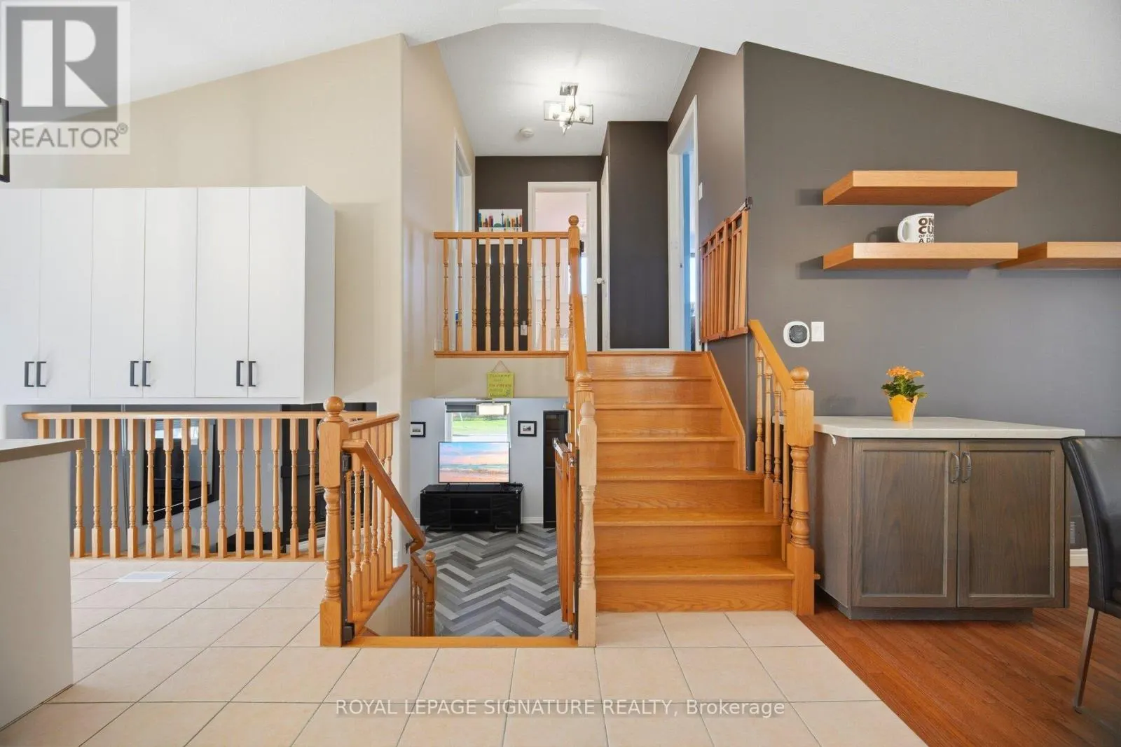 5122 MEADOWOOD LANE