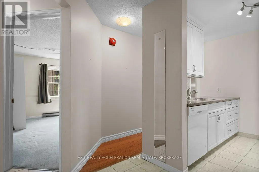 103 - 11 CENTRE STREET S #103