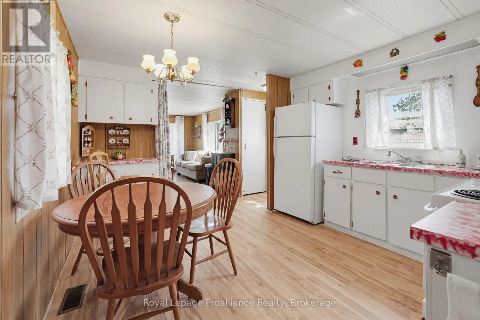 5 KENNETH BOULEVARD