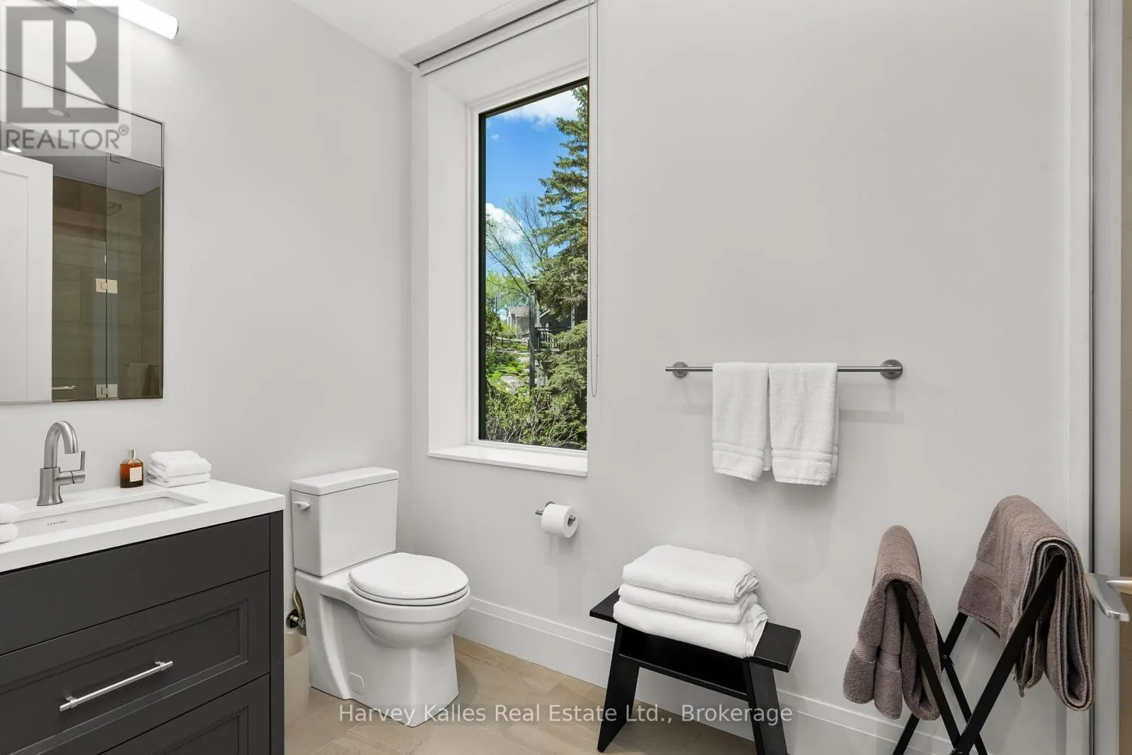 211 - 727 GRANDVIEW DRIVE #211