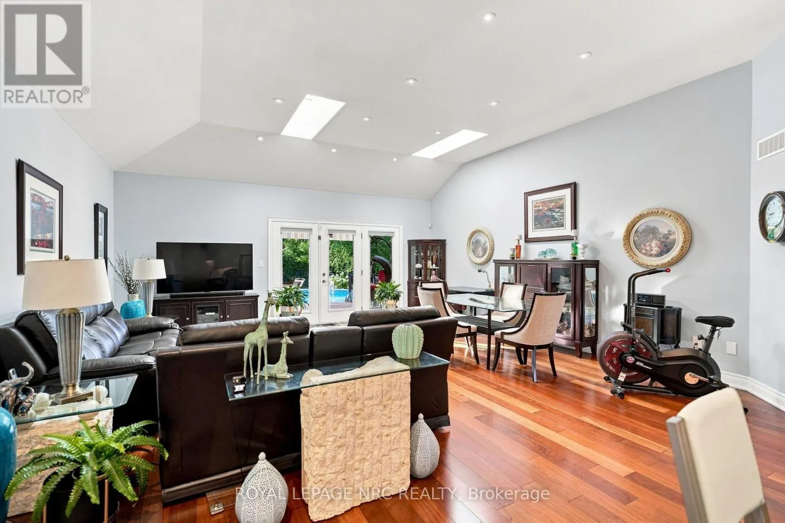 19 STONERIDGE CRESCENT
