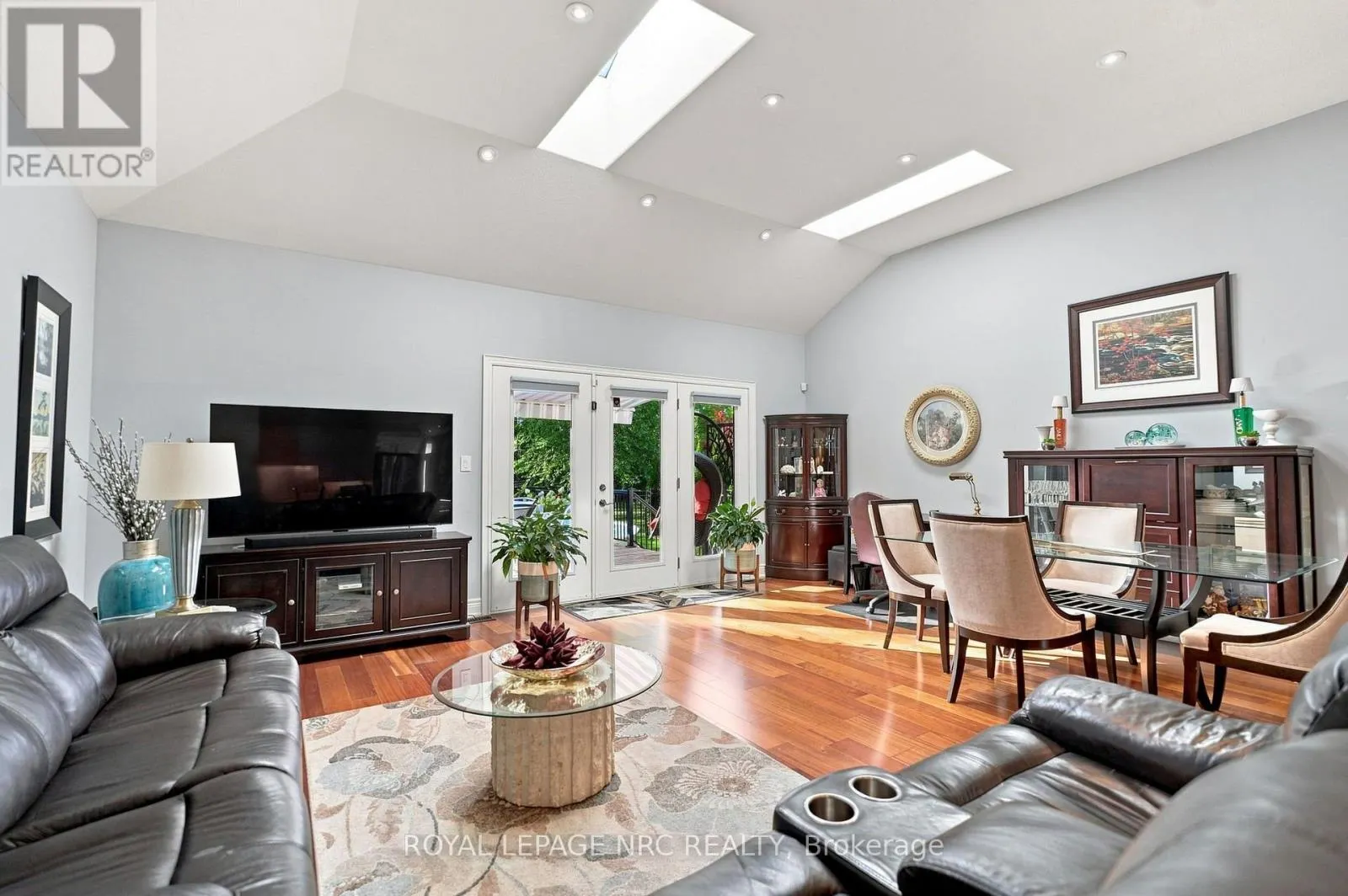 19 STONERIDGE CRESCENT