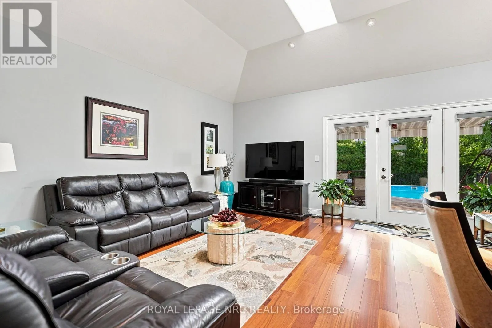 19 STONERIDGE CRESCENT