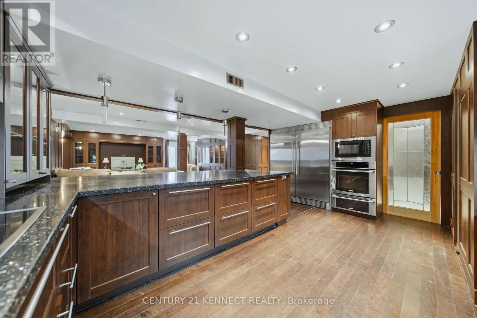 6 LAING COURT