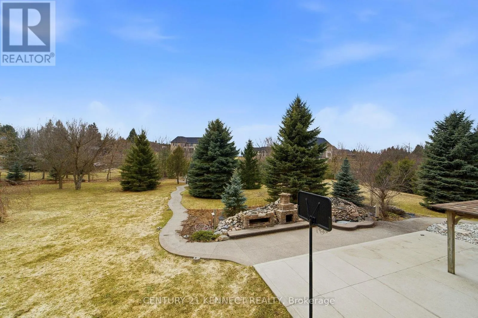 6 LAING COURT