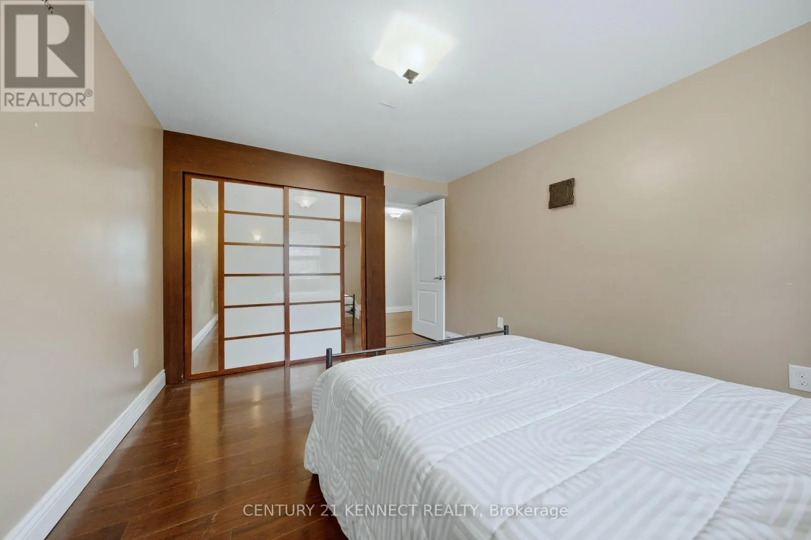 6 LAING COURT