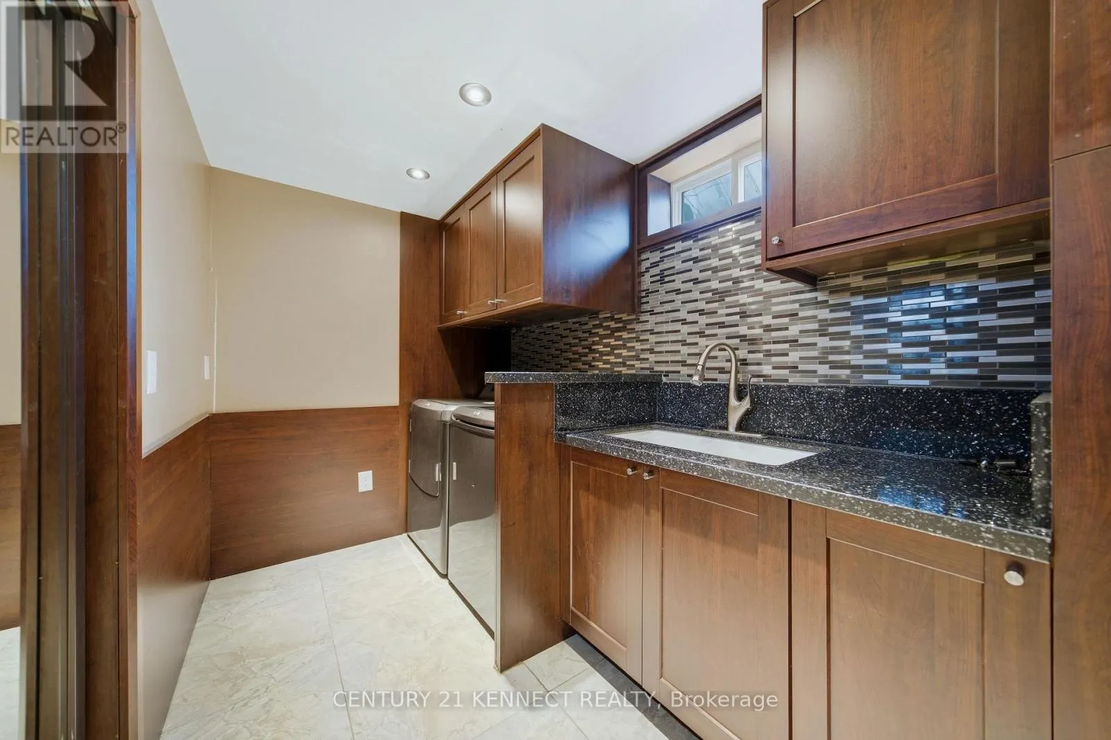6 LAING COURT