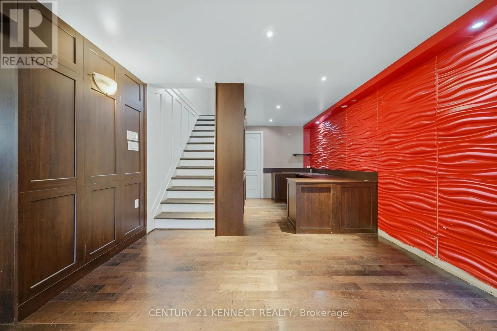 6 LAING COURT
