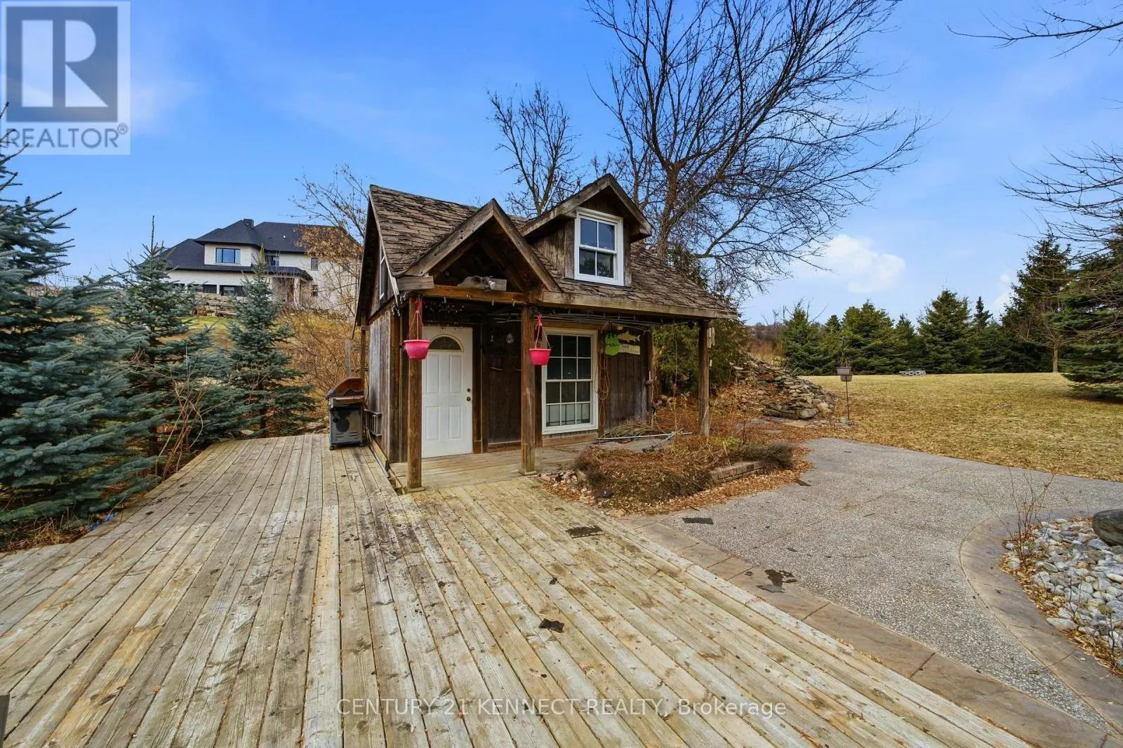 6 LAING COURT