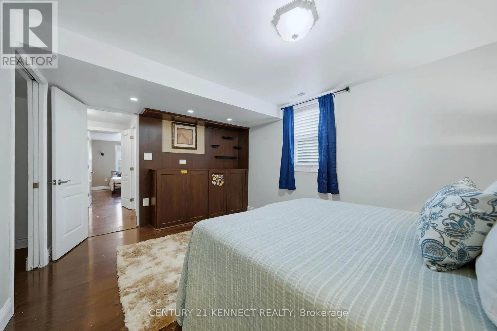 6 LAING COURT