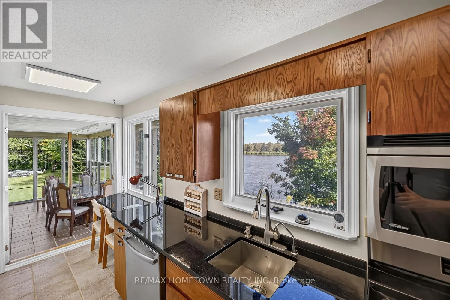 5873 RIDEAU VALLEY DRIVE N
