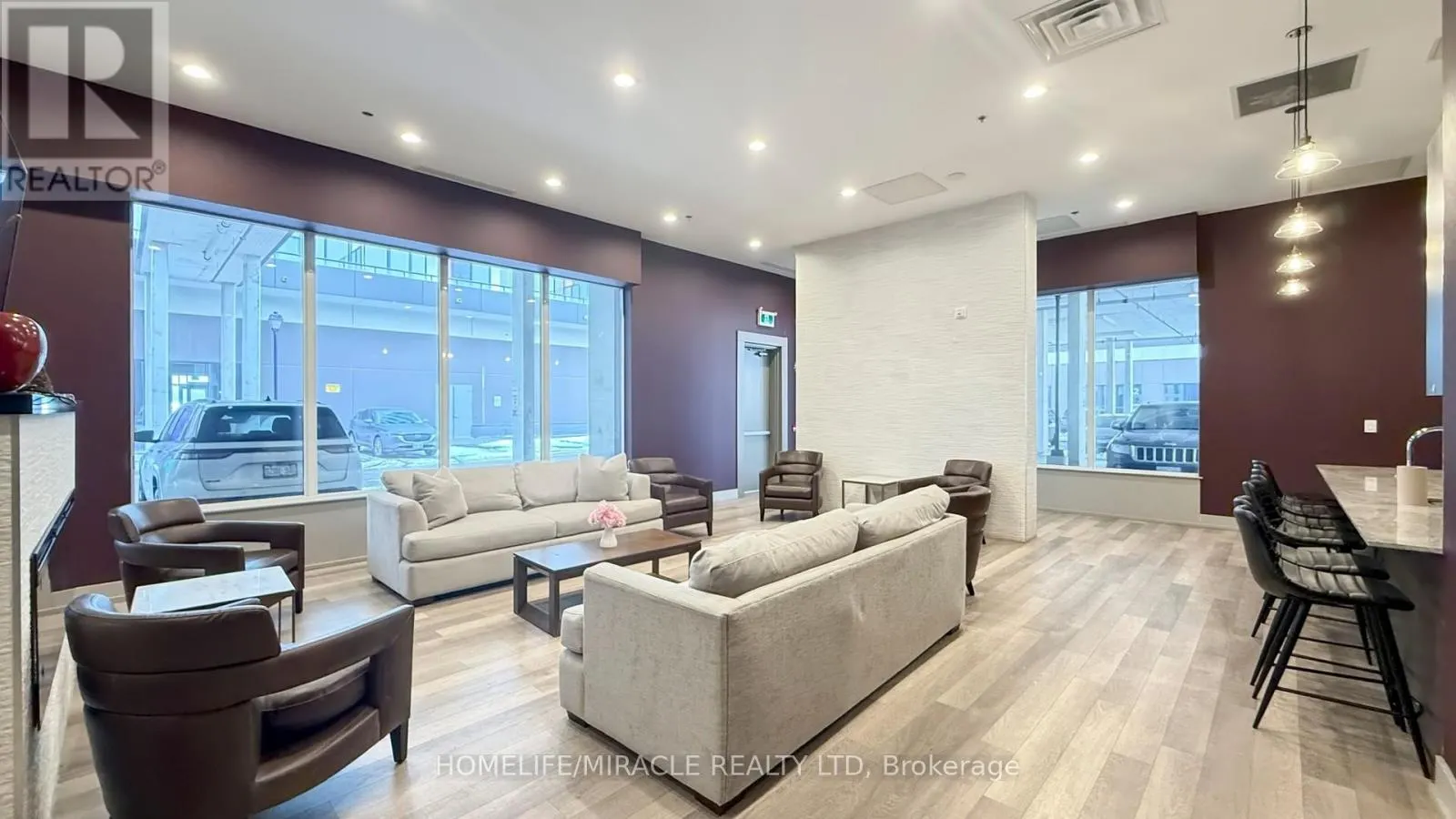 607 - 560 NORTH SERVICE ROAD