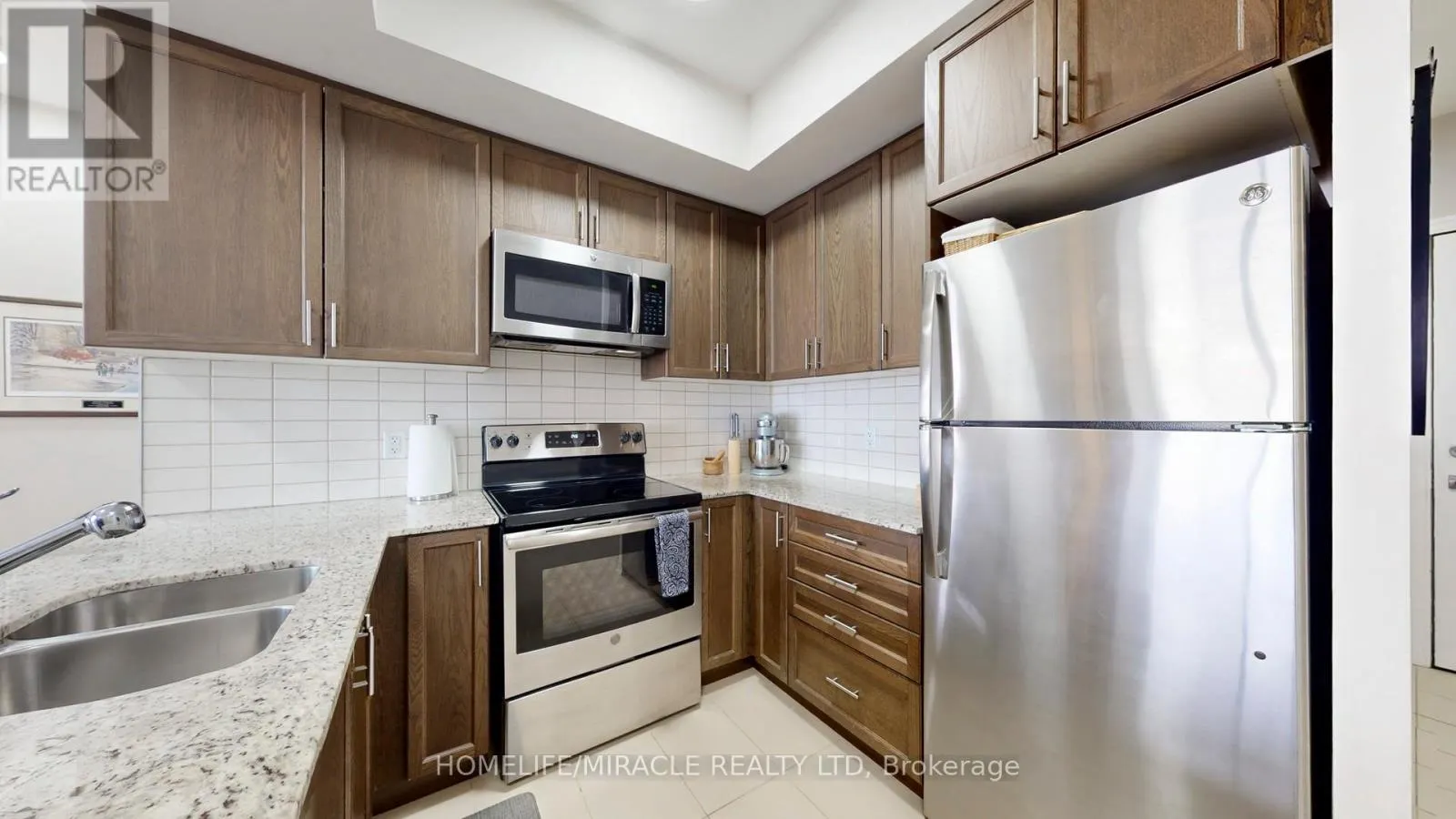 607 - 560 NORTH SERVICE ROAD