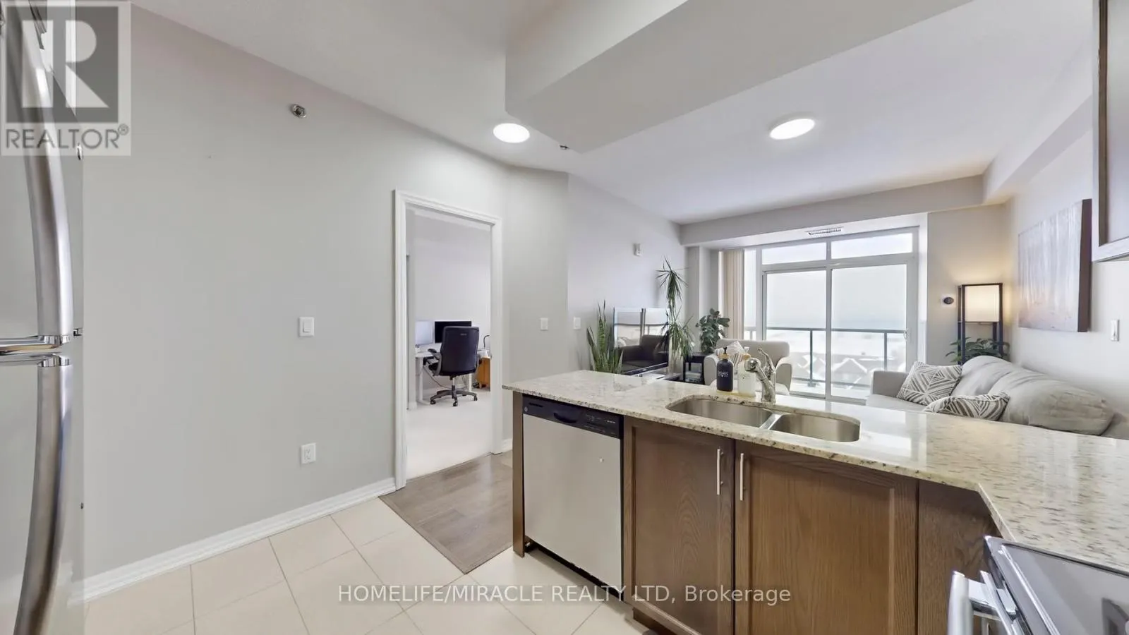 607 - 560 NORTH SERVICE ROAD