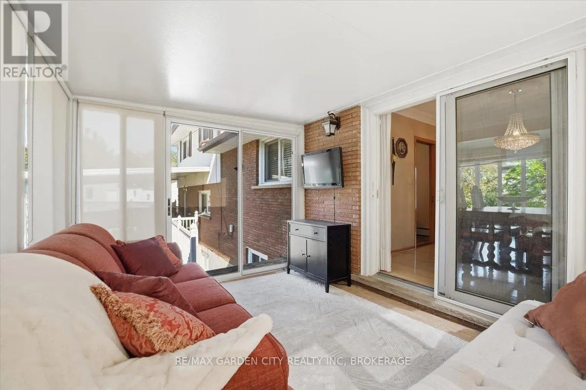 41 ALBERT STREET W