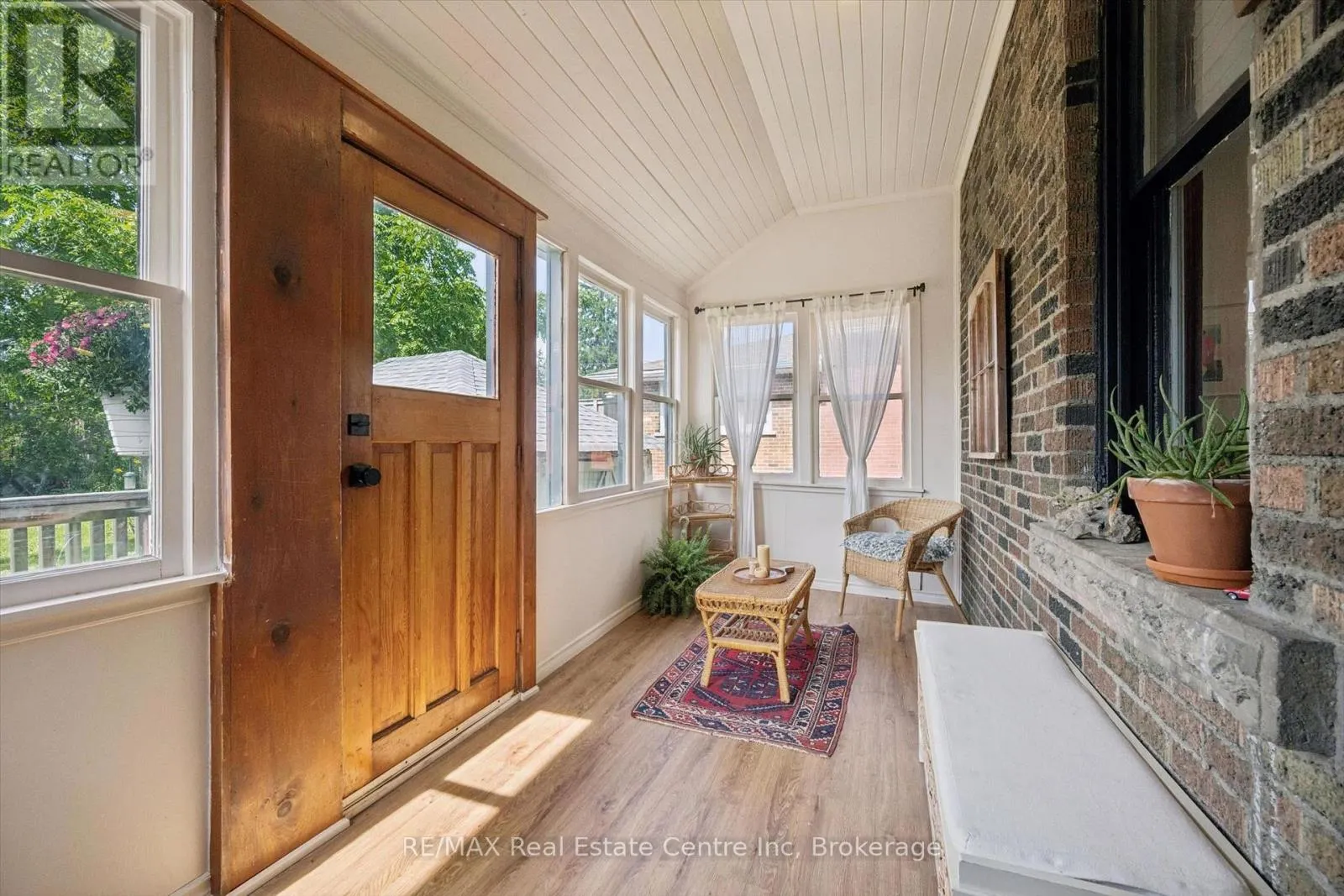 699 ST ANDREW STREET W