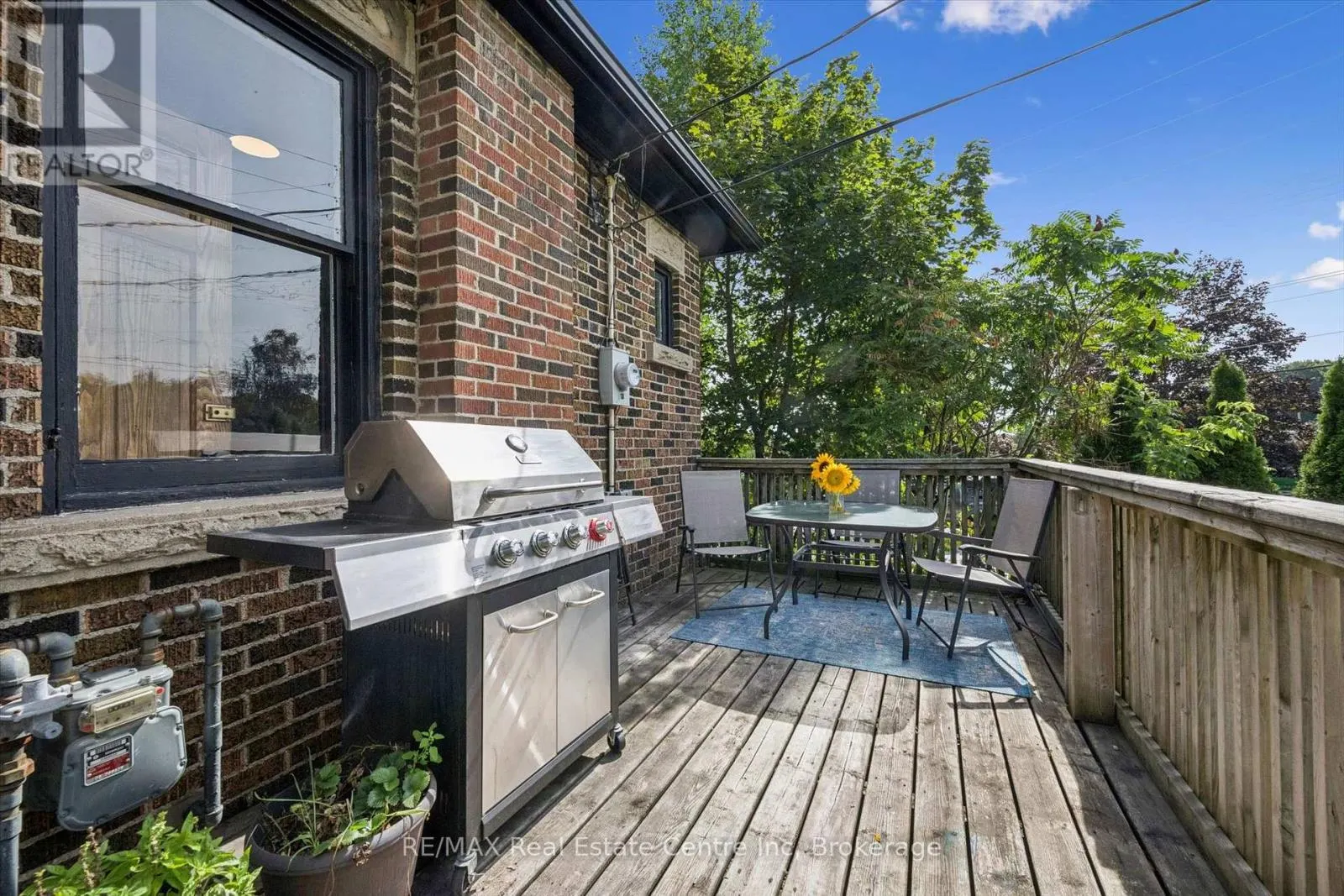699 ST ANDREW STREET W