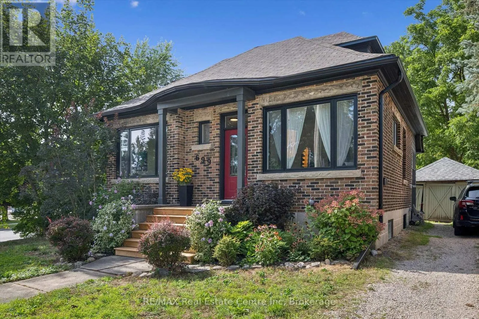 699 ST ANDREW STREET W