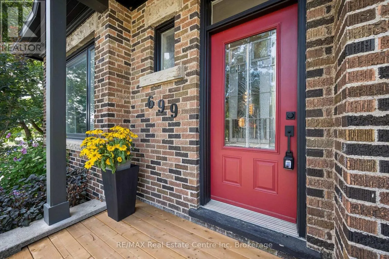 699 ST ANDREW STREET W