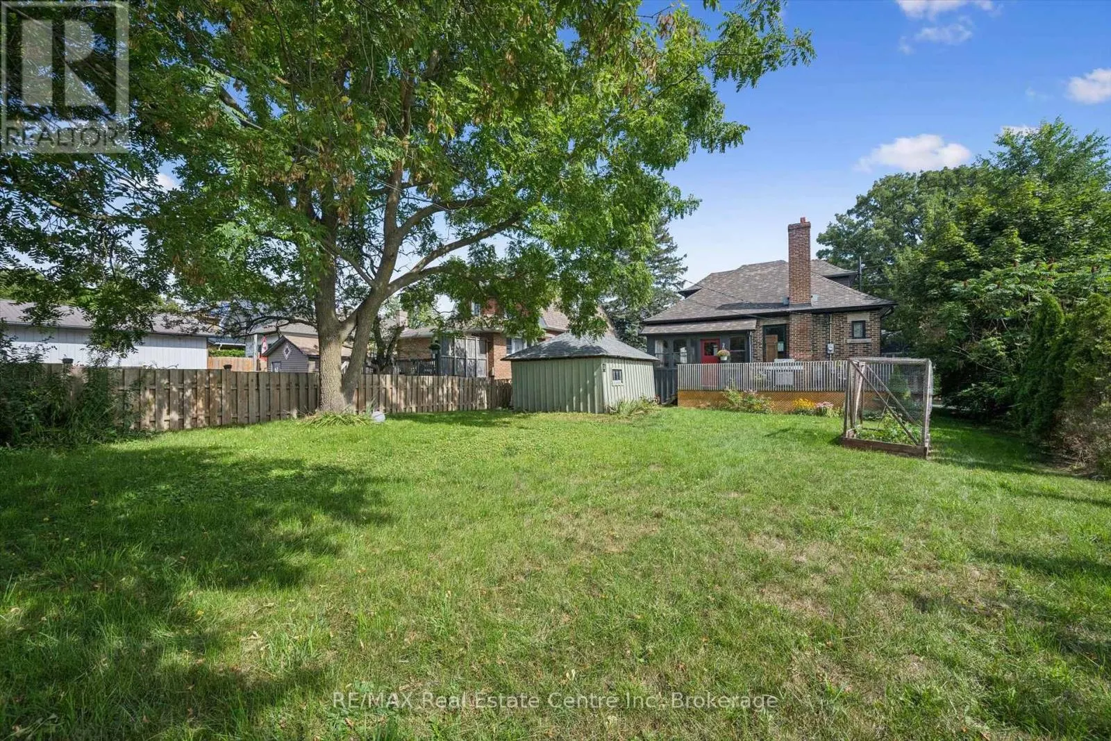 699 ST ANDREW STREET W