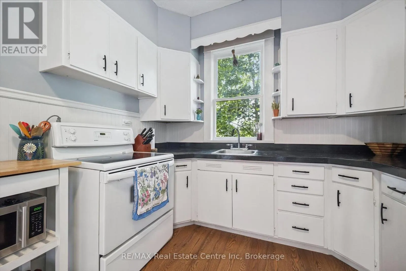 699 ST ANDREW STREET W