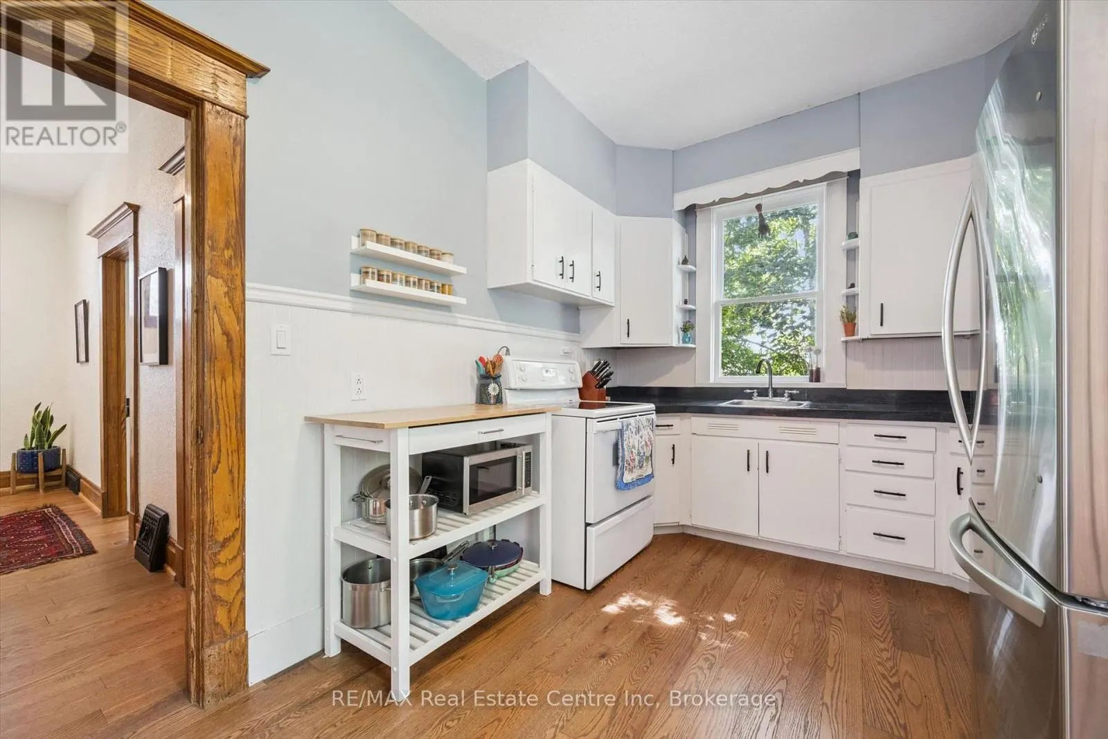 699 ST ANDREW STREET W